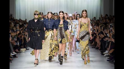 Versace va agli americani (per quasi 2 miliardi). Chi è il nuovo 